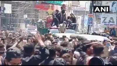 mOdI cAnT hAnDlE pAnDeMic 🤡🤡 : Norms of social distancing flouted during annual 'Bibi Ka Alam' Muharram procession in Hyderabad, Telangana