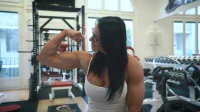 She lOOks so sexy with glasses on