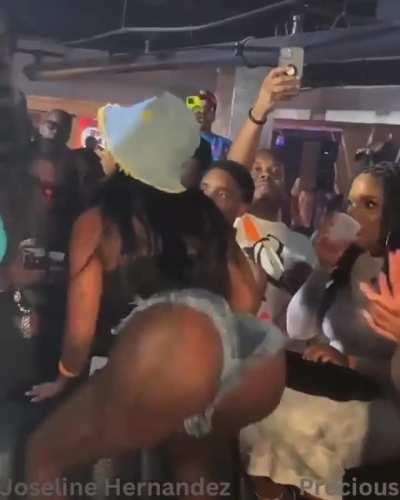 Twerking & booty shaking 💙