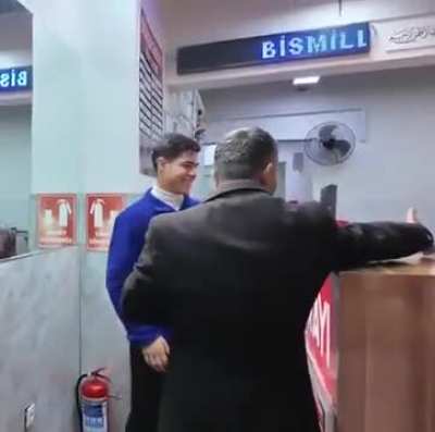 Bro is high af , trying to give himself a hand 😂😂😂