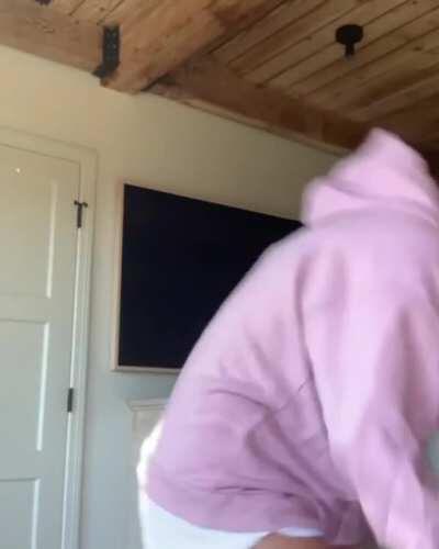 Brie Larson dancing! (Slo-Mo)