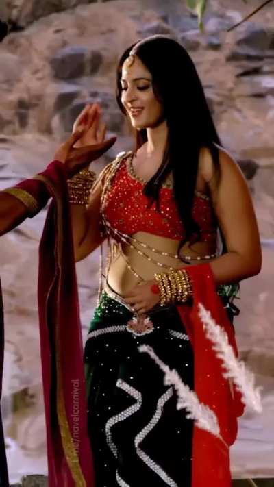 Anushka Shetty hot in rudhramadevi.