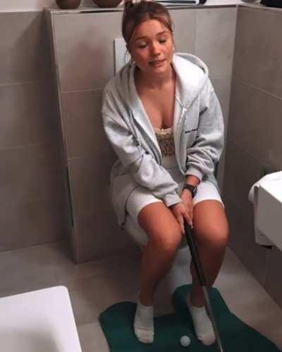 Einblicke beim Golfen auf dem Klo … Link zur Quelle in den Kommentaren