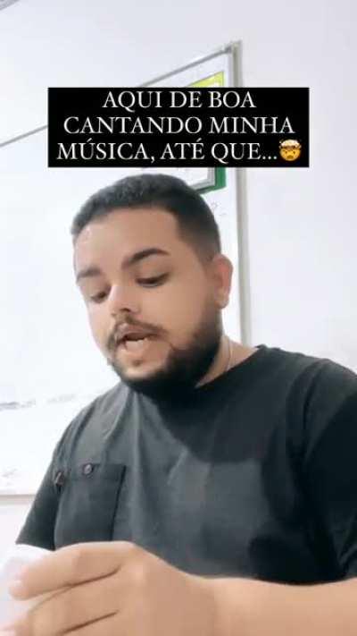 cabeça de cachorro com asa de dragão