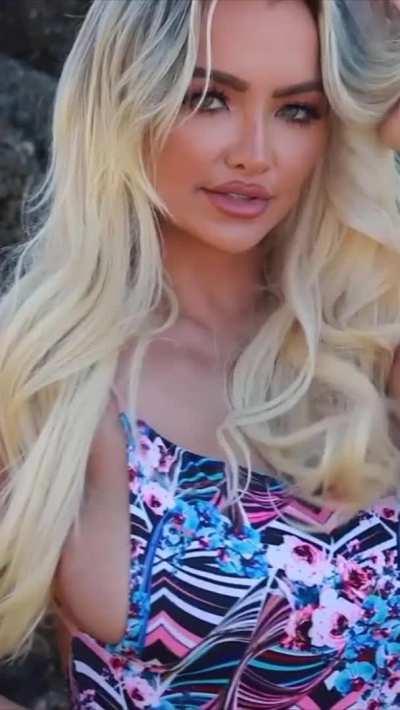 Lindsey Pelas showing her big tits