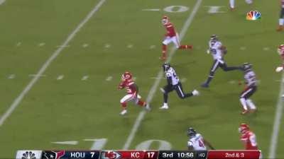 [Highlight] Clive Edwards-Helaire already reaches 100 rushing yards and his first career touchdown on a big run to extend the Chiefs’ lead!