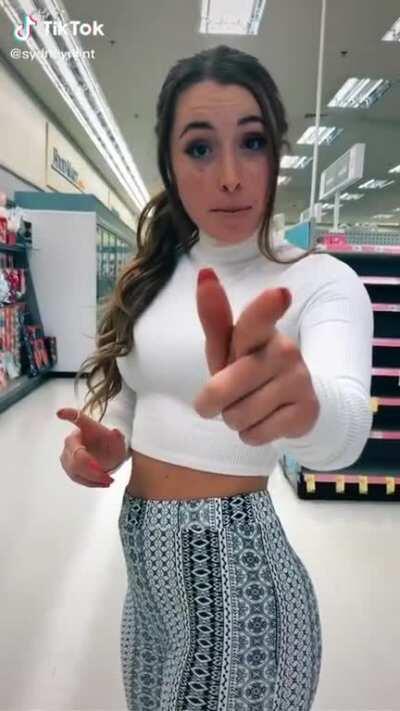 She knows exactly what she’s doing 🤤🤤🤤