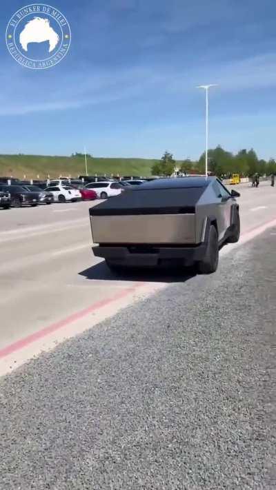 Milei manejando el Cybertruck