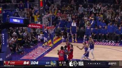 [Highlight] Curry hits the wide open three to reach 40pts for the night