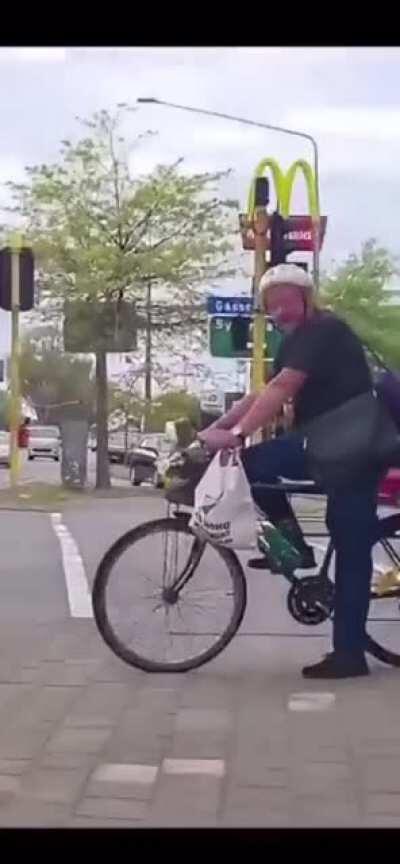 This doggo and the shoulder tap