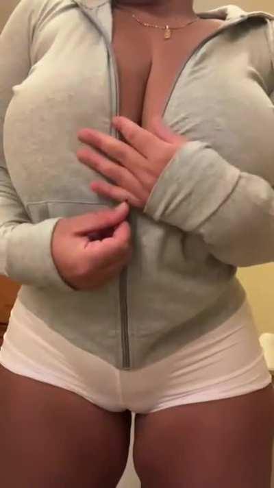 Hiding some MASSIVE TITS 😍😍🍒