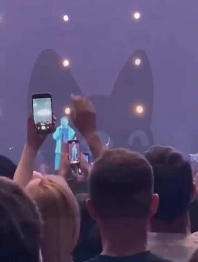 Russian Mega-Rockstar from DDT Revolts, insulting Putin: ДДТ Юрий Шевчук: ЧТО такое Родина и об Украине на концерте в Уфе май 2022