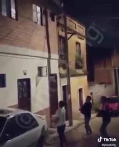 Busca tu distinguida dama y dedicale este temardo