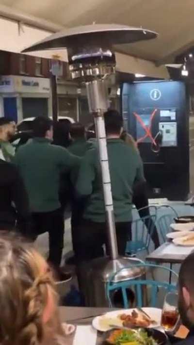 Thicc Muslim girl wants to show off her hands in London