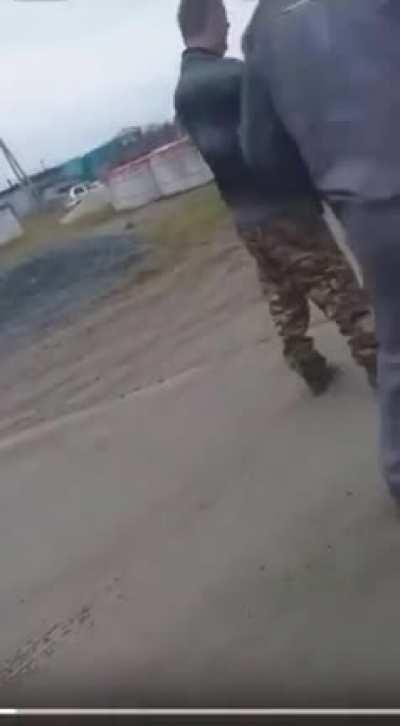 Участники рядовой аварии в ХМАО начали выяснять отношения. У одного из водителей оказалось с собой охотничье ружье. - Давай, стреляй, нах.. - Пуф!