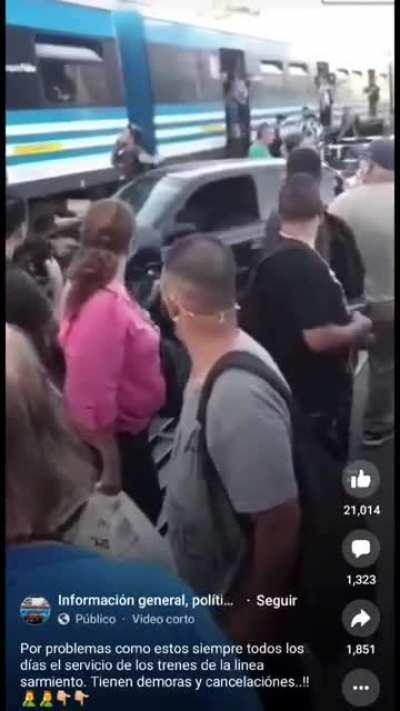boludo cruza con la barrera baja y la gente del tren lo agrede porque perdió el presentismo en el laburo.
