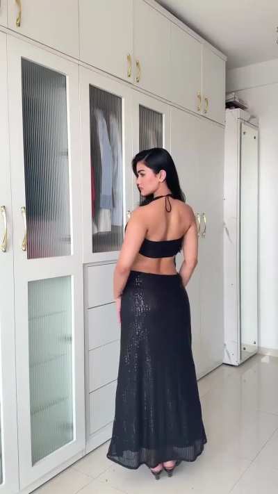 Are her underboobs visible? 🤔🤔