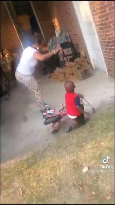 Why did auntie grip that lil nigga head like dat😭