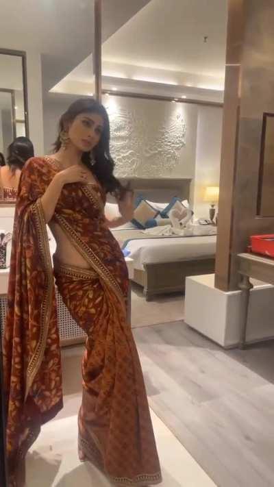 Mouni Roy 