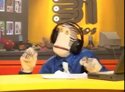 TULIO ESCUCHANDO UN TEMAZO.