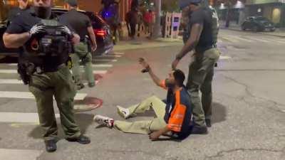 Detroit, USA. A police officer hit a black man, after which he caused a big scandal in the United States.