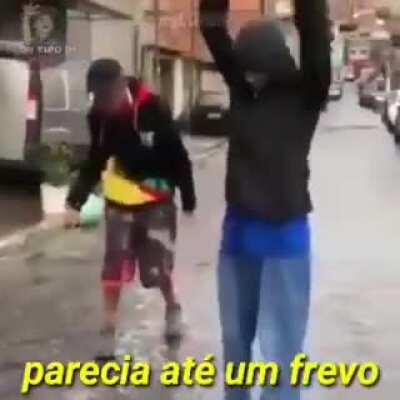 Muca Feedando.... enquanto isso em SP. xD