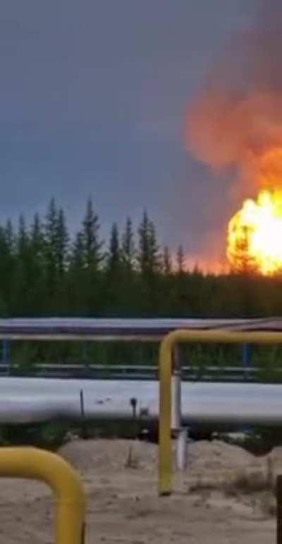 Russia's largest gas field burns in Yamalo-Nenets Autonomous Okrug According to their information, the fire is going on in the area of ​​GP 8, sk 8832. The Gazprom dobycha Urengoy section between gas fields 7-8 had a pipe rupture of 1400 mm. Details are b
