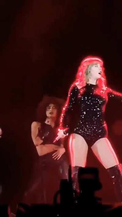 My only dream in life is to be crushed between Mommy Taylor's thighs❤️❤️