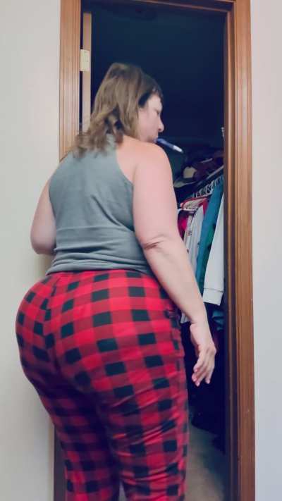 I’m fantasizing about your finger circling the inside of my ass while I fart, and then you taking it out and licking it with your tongue so you can taste me. 😈 🤤