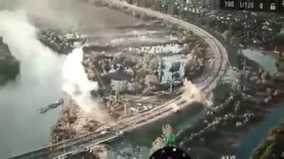 A Russian tank is being hit by FPV drones and is immobilized. This happened on the bridge over the Konka river close to Oleshky.

It shows how Ukrainian forces can pin down Russian forces 3km from the bridgehead at the Antonivskyi bridge.

ð46.63564734