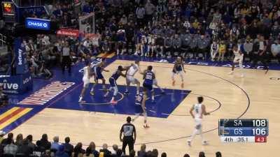 [Highlight] Dejounte Murray slices through the Warriors defence and lays it in to put the Spurs up 4 with 33.6 left