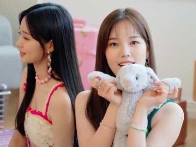 Weeekly girls being cute with plushies