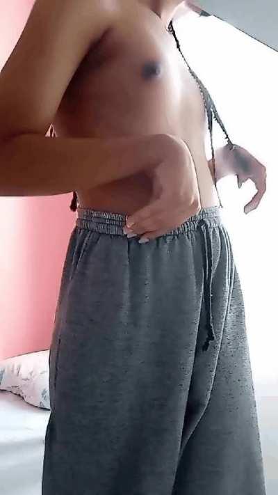 Bunda grande e peitos pequenos, gostam dessa combinação?