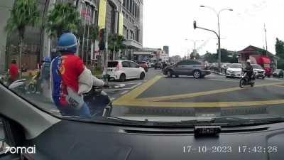 Kid falls out of car
