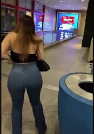 My hot aunt shaking her ass. Pm for more of her and my cousin