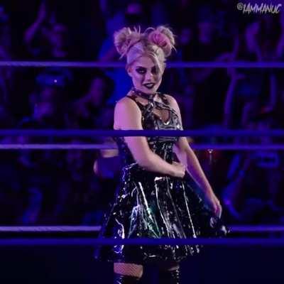 Alexa Bliss revealing her new gear in front of a live crowd 😍🥵