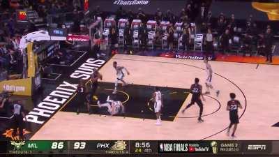 [Highlight] Giannis Antetokounmpo saves two points for the Bucks with an impressive block