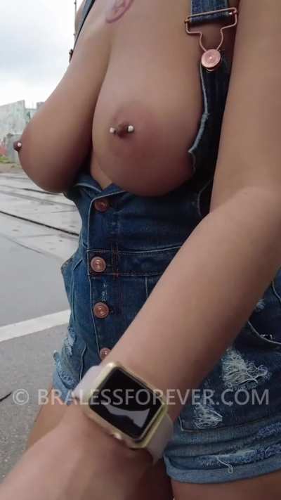 Marce goes for a walk in her overalls 😳