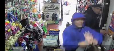 Caseros: Dos Harry intentaron robar un Pet Shop y la dueña los puso en fuga con el agua del mate