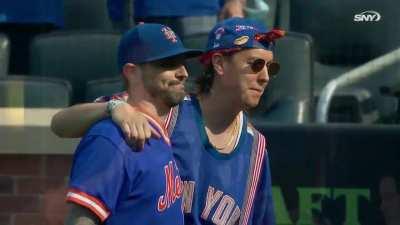 [Highlight] ATL@NYM: Julian Casablancas, lead singer of the Strokes and the Voidz, throws out the first pitch for the Mets-Braves game and gets interviewed