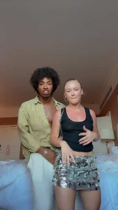 Dancing - TikTok 25 december 2024