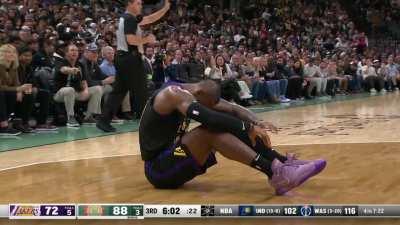 [Highlight] Reaves walks away without contesting seeing Sochan take a corner three as LeBron is rolling on the floor