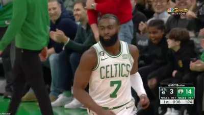 [Highlight] Jaylen Brown decides to use one of Kyrie's dribble moves against him and drains a triple in his face