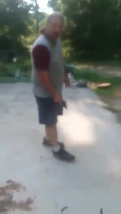 Dumbass shoots himself in the foot