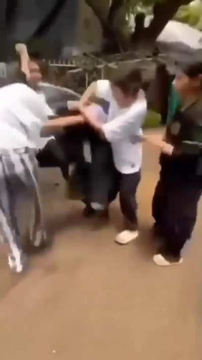 School Going Girl Beaten Up by a Girl Gang in Mumbai 