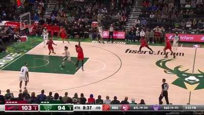 [Highlight] Siakam gets the interception and the Raptors finish with the lob on the other end