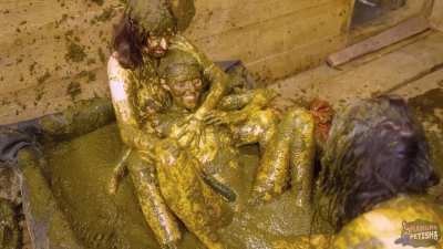 three girls covered in shit and masturbating [F]