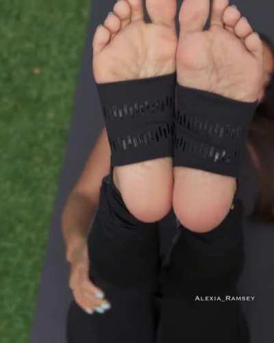 Do you like soles bare or with stirrups like these?