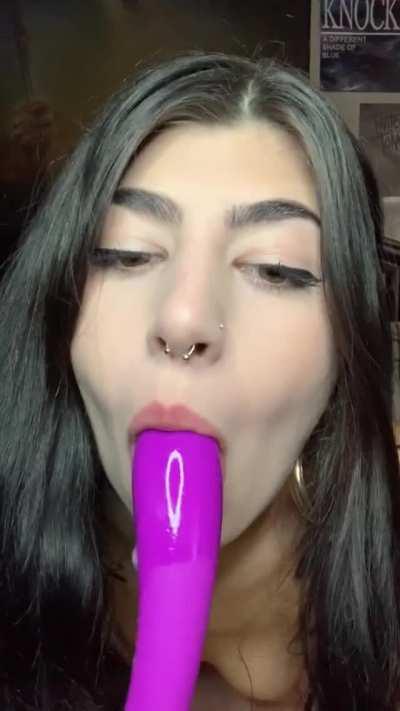 I wish this was your cock instead 🤤