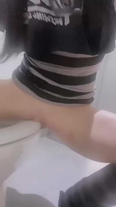 I’m gonna cum all over the toilet seat before a stranger uses it.